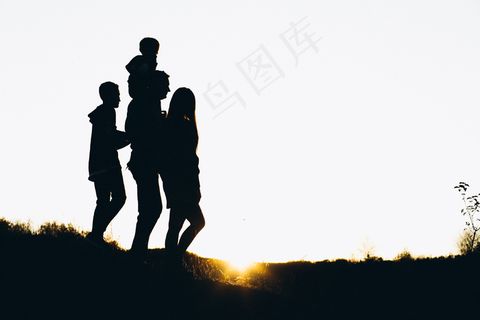 一家人在夕阳下散步的剪影