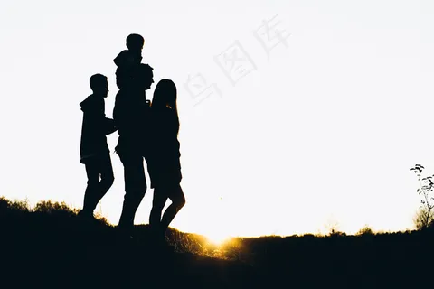 一家人在夕阳下散步的剪影 一家人在夕阳下散步的剪影