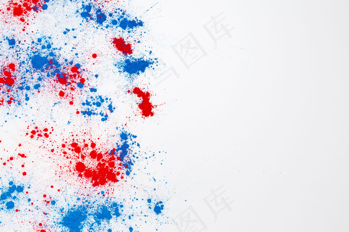 红色和蓝色holi色粉的爆炸，右边是复制空间