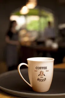 背景模糊的盘子上的咖啡杯