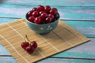 樱桃在蓝色复古木桌上打保龄球