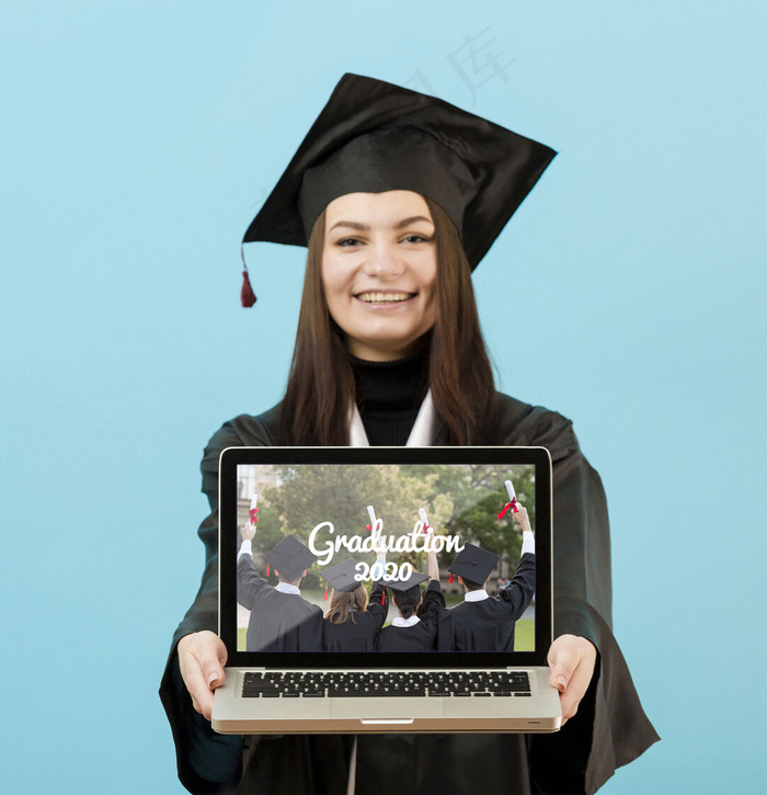 学生拿着带实体模型样机的笔记本电脑的肖像