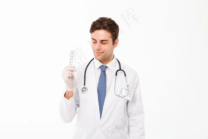 一位微笑的年轻男医生的肖像