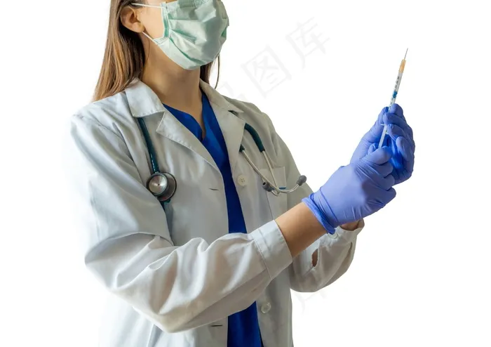 年轻的白人女医生，穿着制服，戴着手套，准备注射用注射器