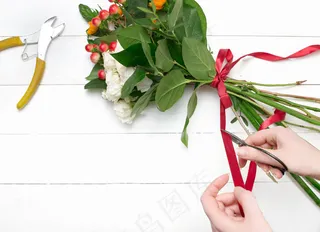 女花匠在花店做漂亮的花束