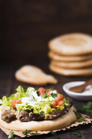 模糊背景下的阿拉伯烤肉串三明治