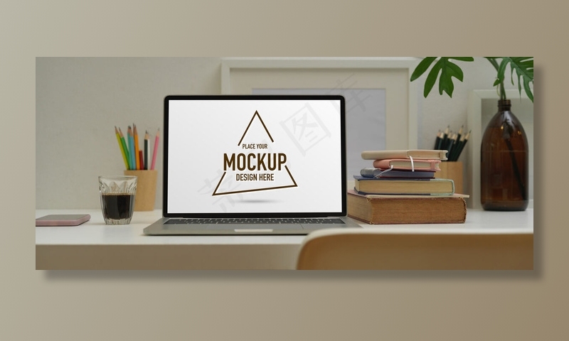 现代客房内配有笔记本电脑模型样机、文具、书籍和装饰品的家庭办公桌