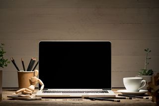 笔记本和咖啡杯的正面视图。灵感和模型样机概念