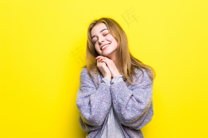 梦幻少女的画像，微笑着抬头思考，手放在下巴上做梦。