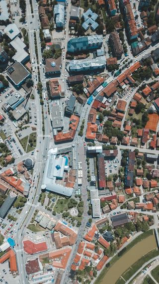 冬季白天，空中无人机拍摄美丽的城市建筑