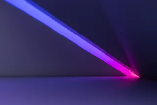 带日落投影灯的浅色背景