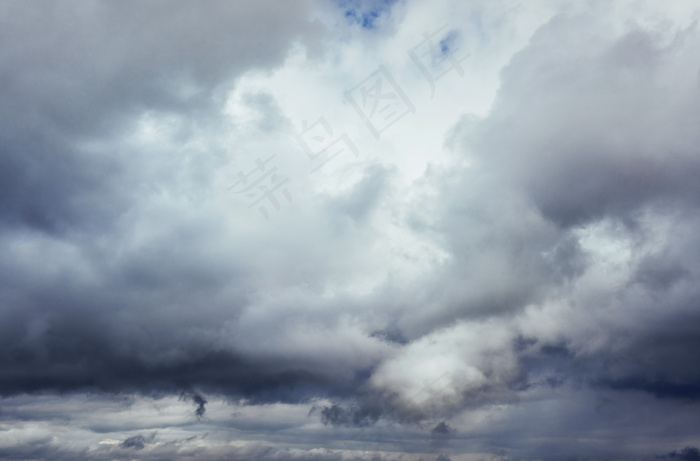 雷雨前乌云的背景。戏剧性的天空。