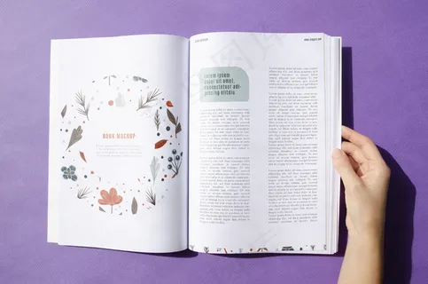 手拿着紫色背景的杂志