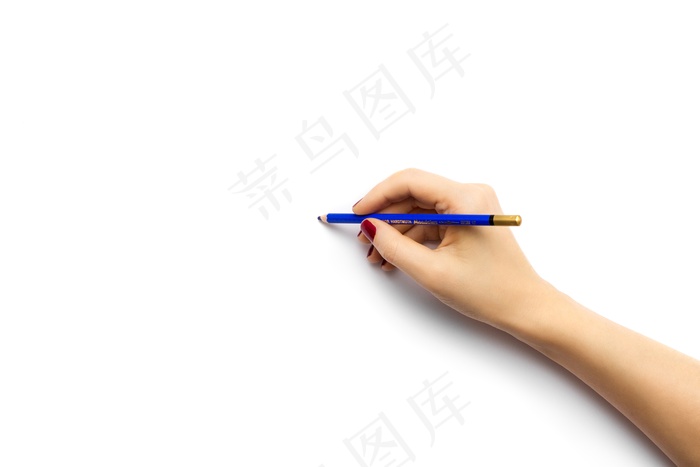 一个人用蓝色铅笔在白纸上画画的高角度照片