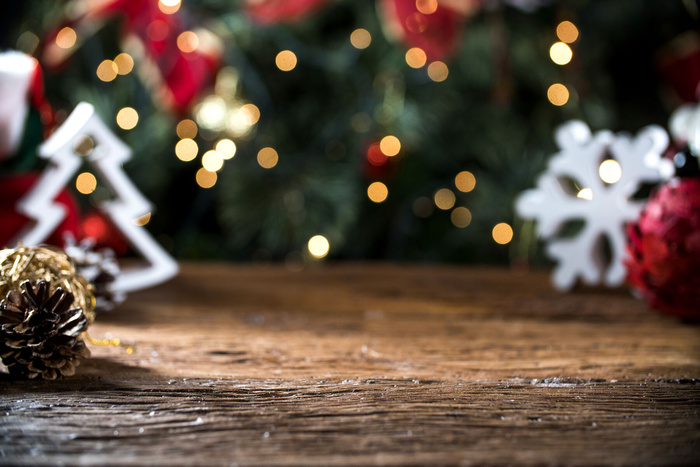 圣诞桌模糊的灯光背景，聚焦的木桌子，圣诞节的木板，模糊的家庭房间