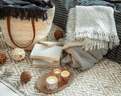 在舒适的家庭内部装饰物品。