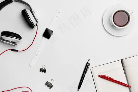 杯子、笔和耳机都是白色的 杯子、笔和耳机都是白色的