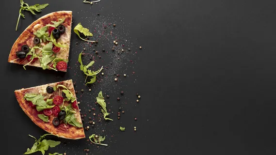 上图为披萨和黑色背景