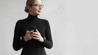 拿着手机的女人把目光移开