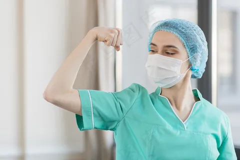 低角度护士展示肌肉