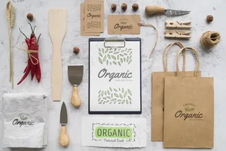 辣椒和纸袋餐具俯视图