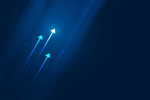 深蓝色背景上的亮箭头向上电路，带有复制空间复制插图，业务增长概念。