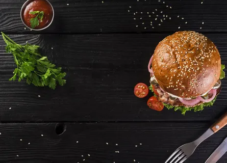 带餐具的高角度经典汉堡 带餐具的高角度经典汉堡