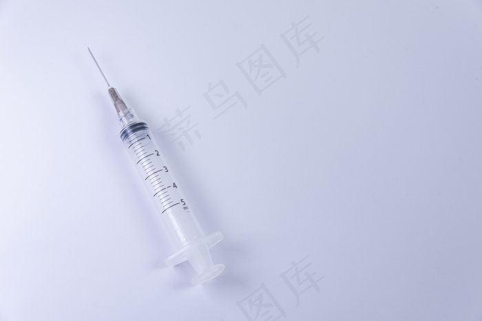 白桌上的塑料注射器