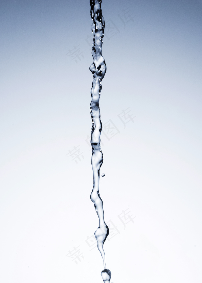 清澈的水流在浅色的背景上