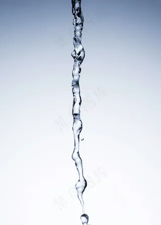 清澈的水流在浅色的背景上