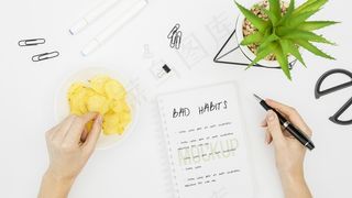 顶视图办公室，带薯片碗