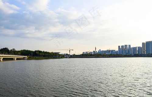 宁静湖面蓝天白云