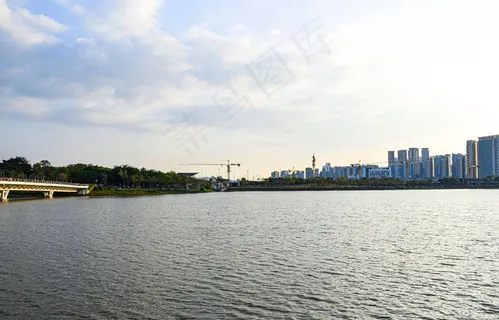 宁静湖面蓝天白云 宁静湖面蓝天白云