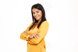 一个快乐自信的女人站着的肖像