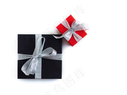 黑色和红色包装的礼物用银丝带系着。