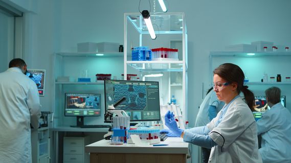 医学实验室工作人员深夜分析血清,在配备现代设备的实验室进行病毒检测。专家小组使用高科技来研究疫苗进化以治疗 covid19 医学实验室工作人员深夜分析血清,在配备现代设备的实验室进行病毒检测。专家小组使用高科技来研究疫苗进化以治疗 covid19