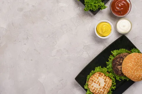 俯视各种蘸料的美国汉堡 俯视各种蘸料的美国汉堡