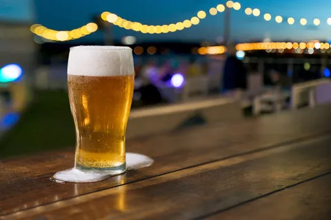 一品脱啤酒和溅出来的泡沫 一品脱啤酒和溅出来的泡沫
