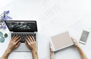 使用数字设备的夫妇鸟瞰图