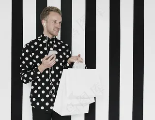 带条纹背景的智能手机男子