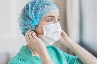 带面罩的侧视护士