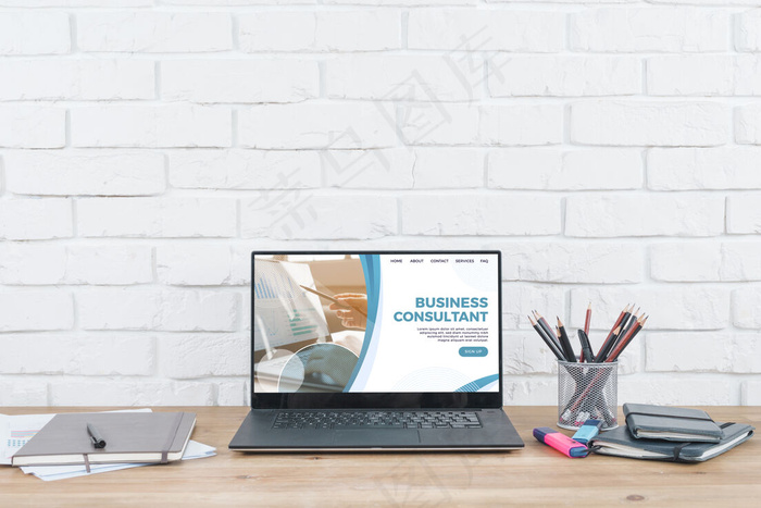 desck模型样机上的工具和笔记本电脑