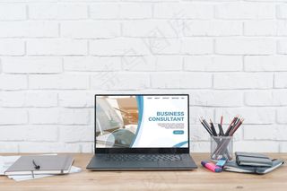 desck模型样机上的工具和笔记本电脑