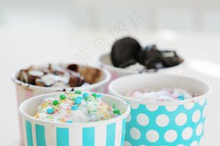 甜点。桌上有美味的冰淇淋