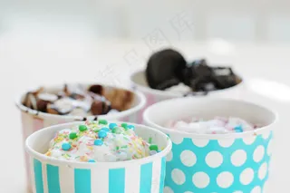 甜点。桌上有美味的冰淇淋