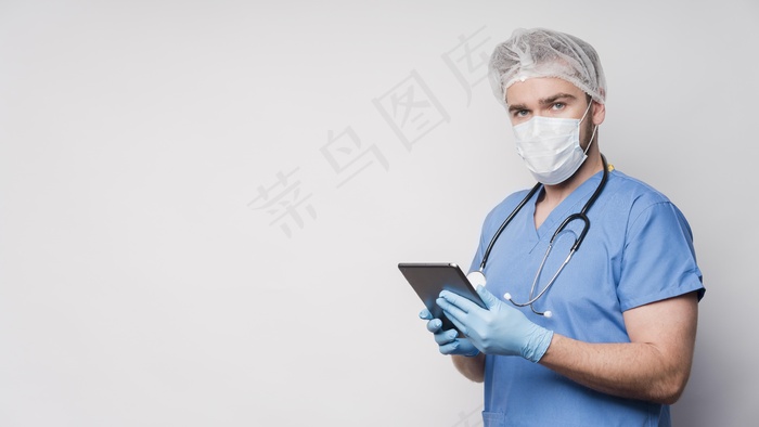 正面图男护士拿着有复印空间的平板电脑