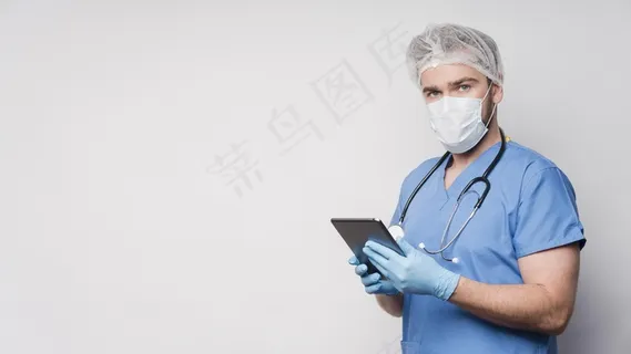 正面图男护士拿着有复印空间的平板电脑 正面图男护士拿着有复印空间的平板电脑
