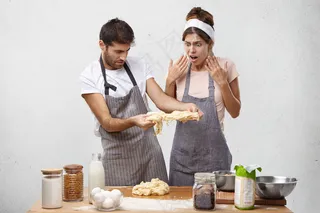 年轻夫妇一起做饭