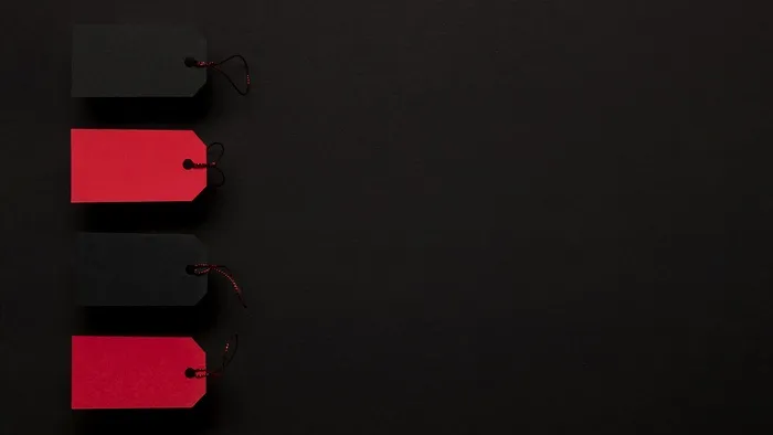 黑色复印空间背景中的红色价格标签