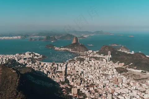 巴西蓝天下,里约热内卢群山环海的航拍照片 巴西蓝天下,里约热内卢群山环海的航拍照片